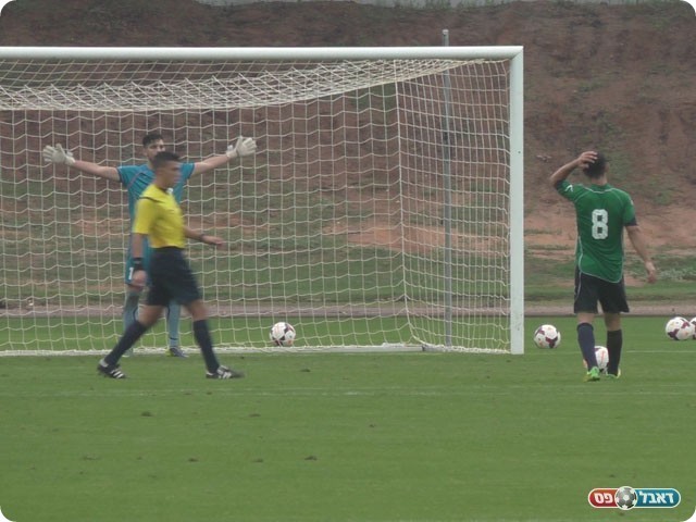 עוז עוזר מתכונן לבעיטה (שקד מורג)